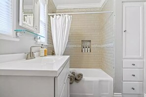 Badewanne, Haartrockner, Bidet, Handtücher