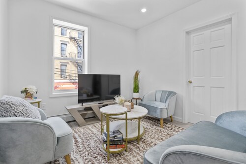 Luxury Apt~ Next to AstoriaPark, Mins to Manhattan