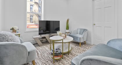 Luxury Apt~ Next to AstoriaPark, Mins to Manhattan