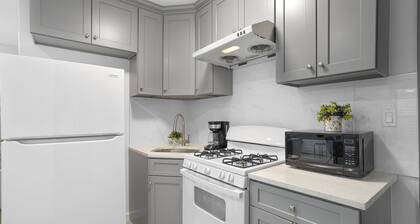 Luxury Apt~ Next to AstoriaPark, Mins to Manhattan