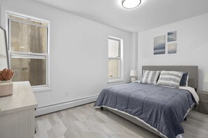 3 bedrooms, desk, WiFi, bed sheets