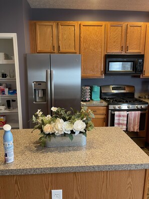 Fridge, microwave, oven, stovetop - Vacation Home in Delmar (Delmar)