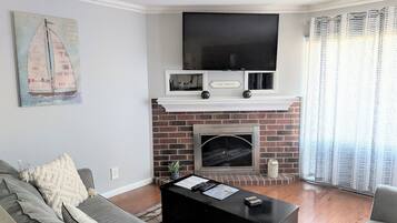 TV connectée, cheminée, jeux vidéo, lecteur de DVD