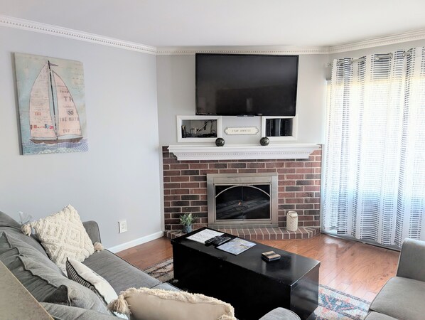 Smart TV, fireplace, video games, DVD player - Quaint, quiet condo minutes from Lake Geneva (Lake Geneva)