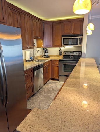 Fridge, microwave, oven, stovetop. Quaint, quiet condo minutes from Lake Geneva