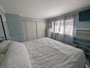 2 bedrooms, free WiFi, bed sheets - Quaint, quiet condo minutes from Lake Geneva (Lake Geneva)