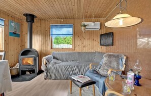 Fireplace, table tennis - Gorgeous home in Storvorde with WiFi (Storvorde)