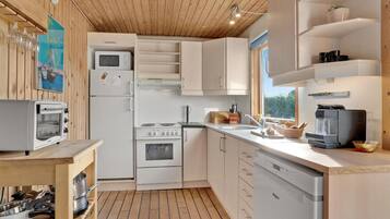 Køleskab, kogeplade, opvaskemaskine, kaffe-/temaskine