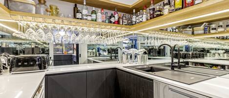 Réfrigérateur, micro-ondes, four, plaque de cuisson