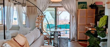 Smart-TV, DVD-Player, Bücher, Musikbibliothek