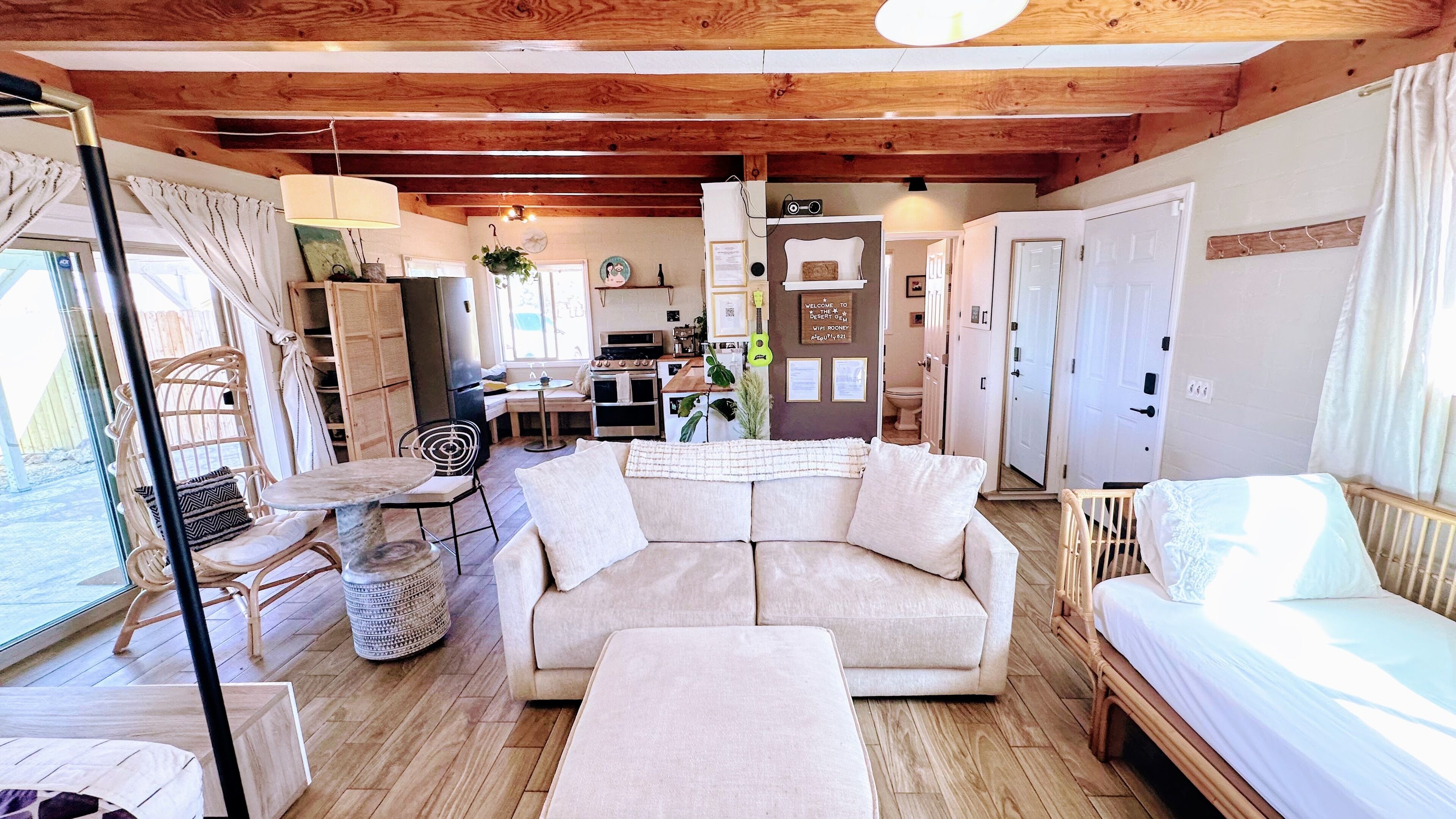 TV connectée, lecteur de DVD, livres, médiathèque