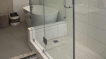 Baignoire, sèche-cheveux, serviettes fournies, savon