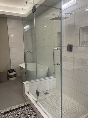 Badkar, hårtork, handdukar och tvål