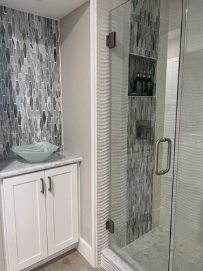 Douche, séchoir à cheveux, serviettes fournies