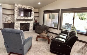 Televisión y chimenea 