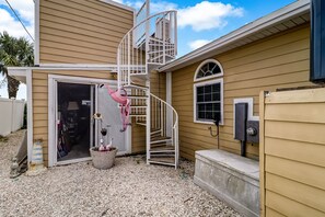 Exterior - Uniquely decorated front duplex with rooftop deck access, within walking distance to the beach (Fernandina Beach)
