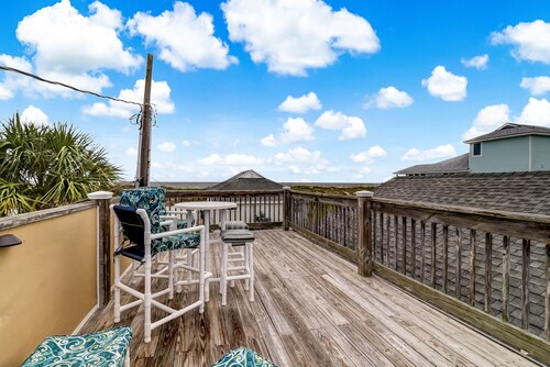 Uniquely decorated front duplex with rooftop deck access, within walking distance to the beach