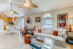 TV - Uniquely decorated front duplex with rooftop deck access, within walking distance to the beach (Fernandina Beach)