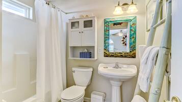 Combined shower/tub, towels