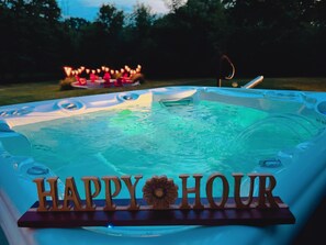 Outdoor spa tub -  HOT TUB and SAUNA at 'CHIC HIDEAWAY''  Paw Paw Lake Golf club across the street (Watervliet)