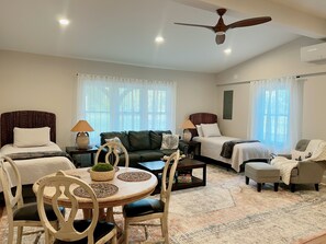 Smart TV, chimenea, tenis de mesa y libros 