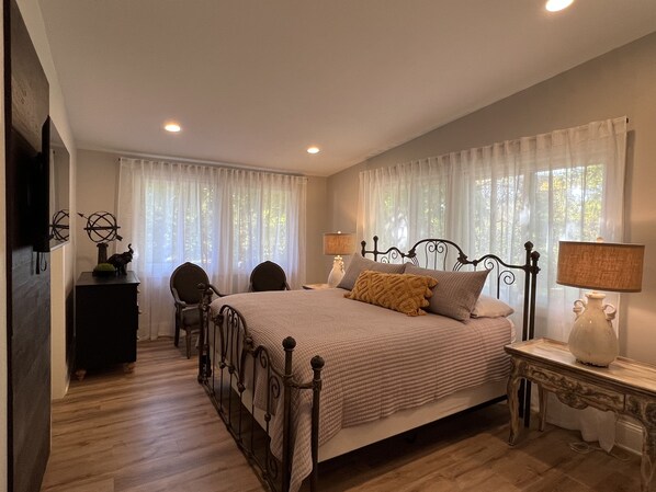 4 habitaciones, escritorio y tabla de planchar con plancha 