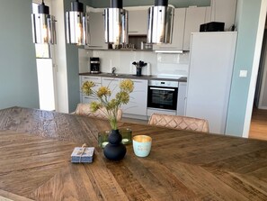 Réfrigérateur, four à micro-ondes, un four, surface de cuisson