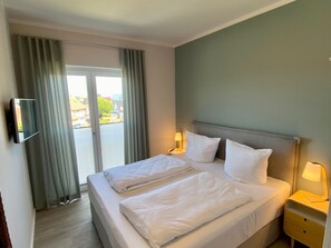 2 bedrooms, desk, WiFi