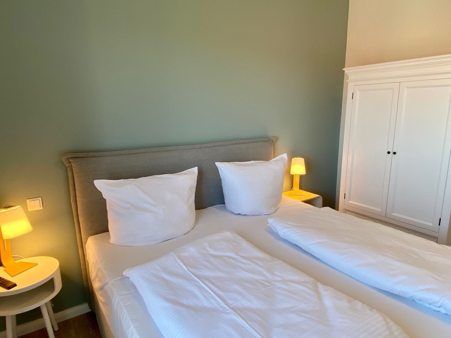 2 bedrooms, desk, WiFi