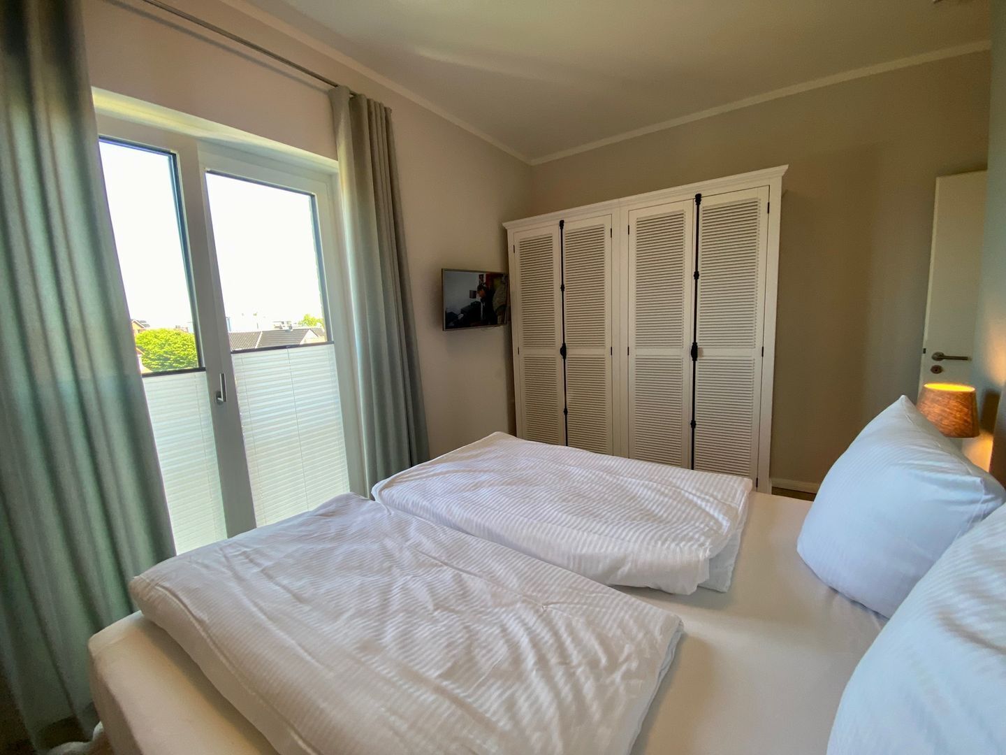 2 bedrooms, desk, WiFi