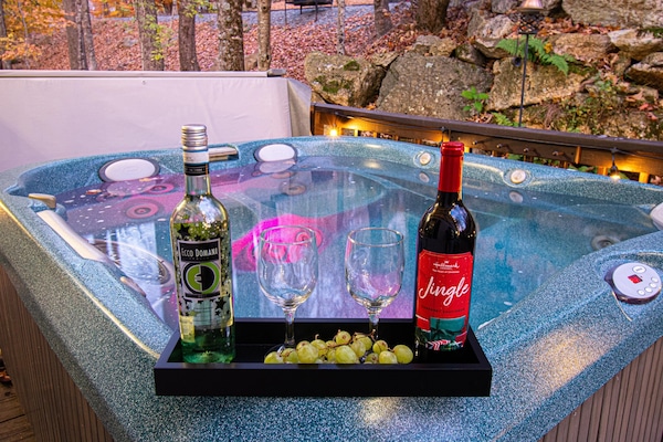 Our hot tubs are the perfect way to relax and unwind with friends or family. Book now to enjoy a luxurious stay with a spacious hot tub that accommodates up to 6 people.