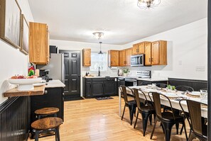 Jääkaappi, mikroaaltouuni, uuni, liesi