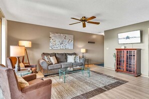 TV - Ready for You! Spacious, Newly Updated Condo with Lake Views (Branson)