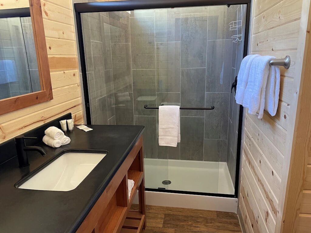 Dusche, Haartrockner, Handtücher, Seife