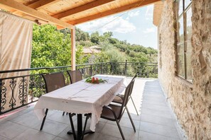 Outdoor dining - Serenity Villa Retreat in Pidasos (Pidasos)