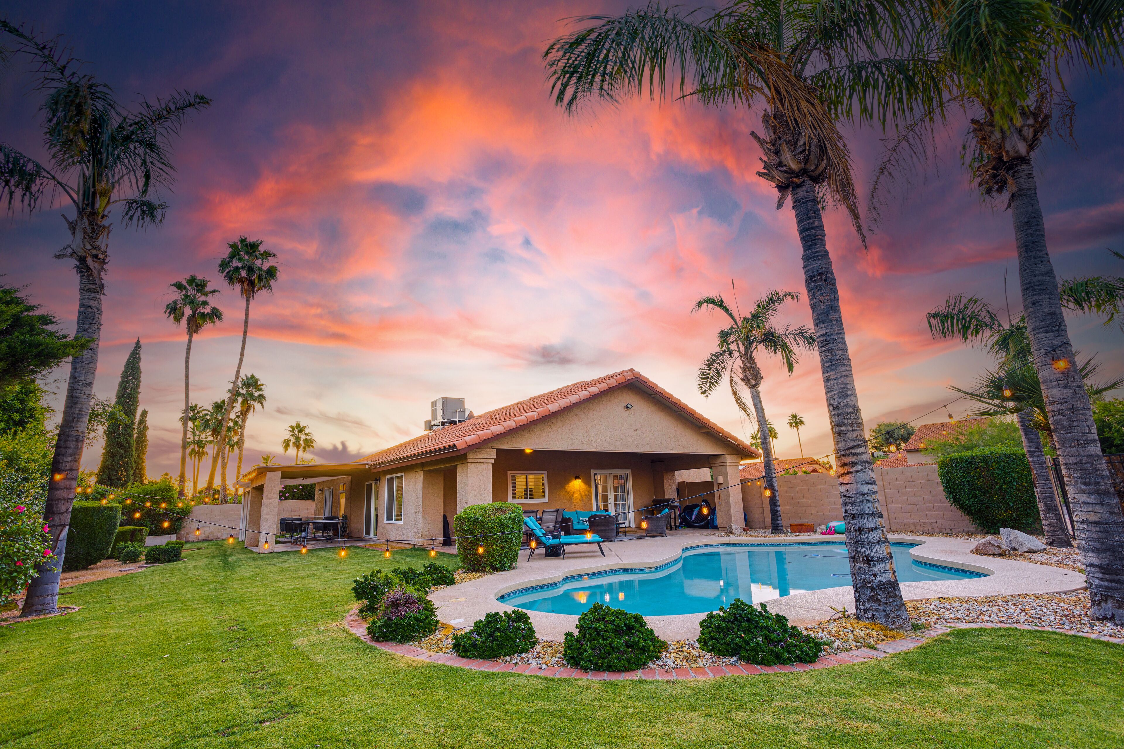 Heated Pool Game Room and Grassy Yard! Dog Friendly!