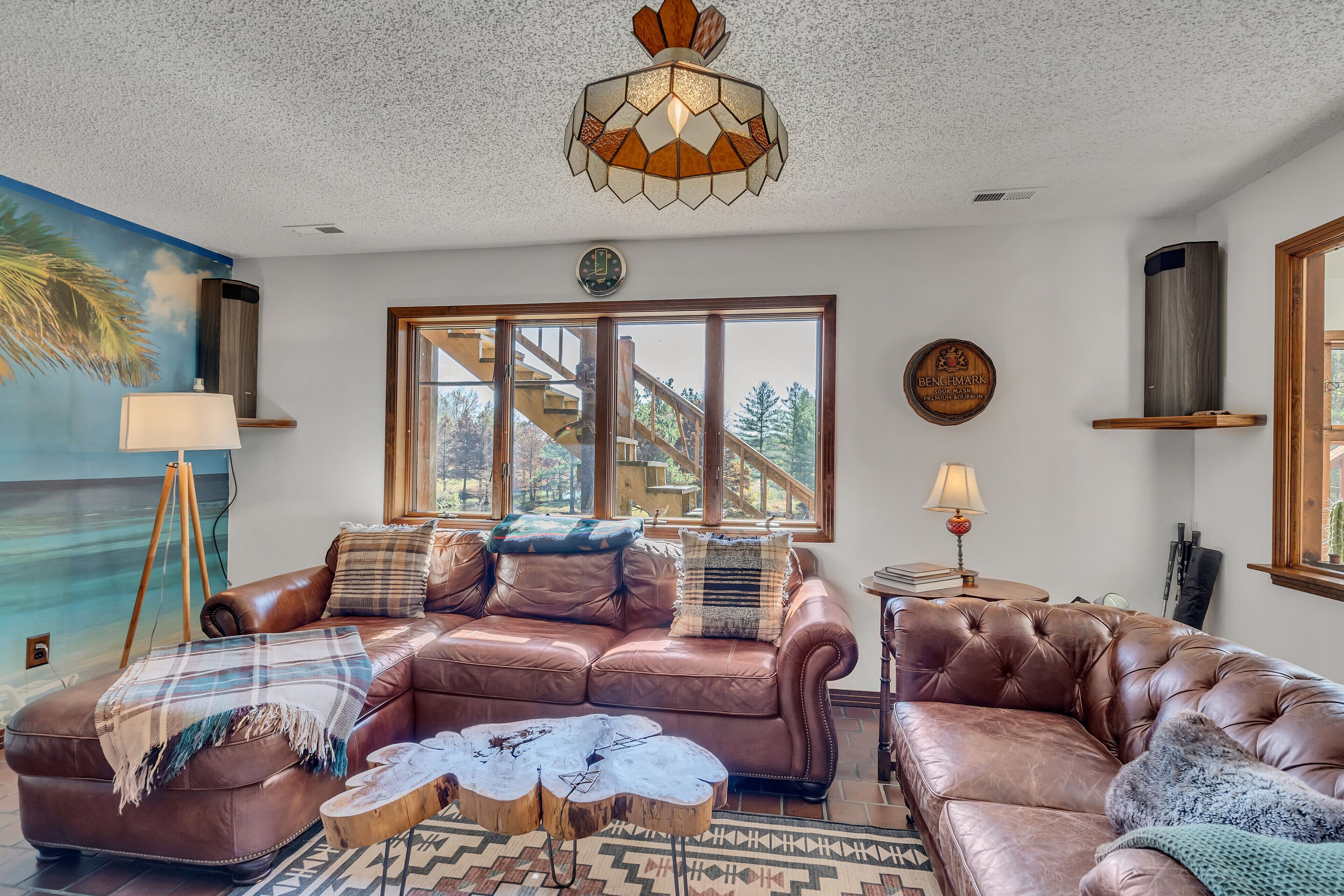 Älytelevisio, takka, videopelejä, DVD-soitin