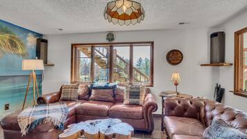 Älytelevisio, takka, videopelejä, DVD-soitin