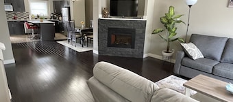 Bonnie Doon Mill Creek, approximately 10 minutes to downtown and U of A