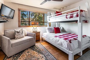 5 bedrooms, iron/ironing board, WiFi, bed sheets