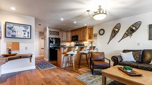 TV, fireplace, DVD player - Modern home with three balconies, mountain views, and outdoor swimming pool. Walk to hiking trails (Park City)
