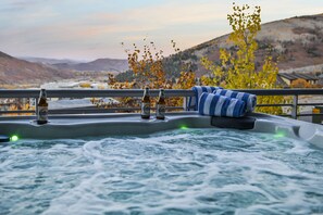 Outdoor spa tub - Luxury Apex Townhome, Ski-in Ski-out, 3 King Suites, Private Hot Tub, Clubhouse amenities with Pool (Park City)