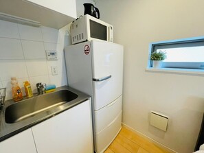 Jääkaappi, mikroaaltouuni, liesi, keittoastiat/astiat/ruokailuvälineet