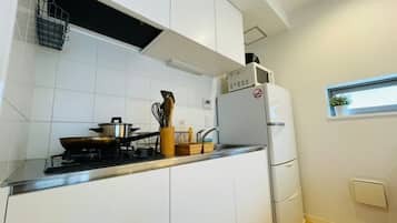 Fridge, microwave, stovetop, cookware/dishes/utensils