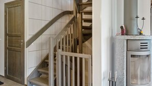 Eine moderne Küche mit Einbauherd und einer Holztreppe.