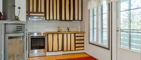 Fridge, microwave, dishwasher, cookware/dishes/utensils