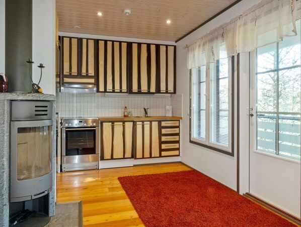 Refrigerador, microondas, lavavajillas, utensilios de cocina