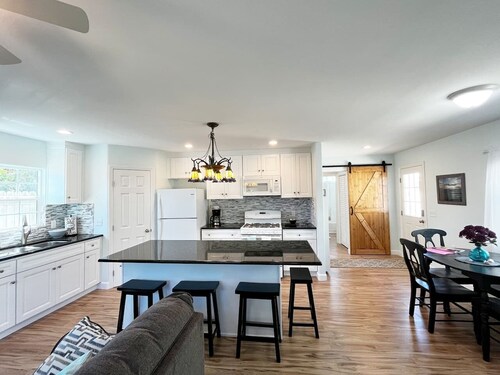 Parkside Cottage: BBQ|Park|W/D|1 bdrm|Wineries|Hiking|Golf|20 min-beach