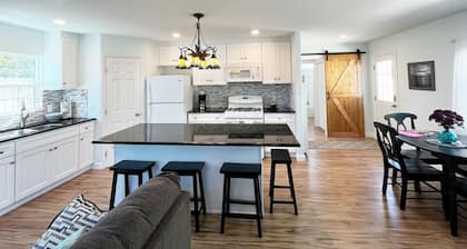 Parkside Cottage: BBQ|Park|W/D|1 bdrm|Wineries|Hiking|Golf|20 min-beach