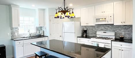 Private kitchen | Fridge, microwave, oven, stovetop